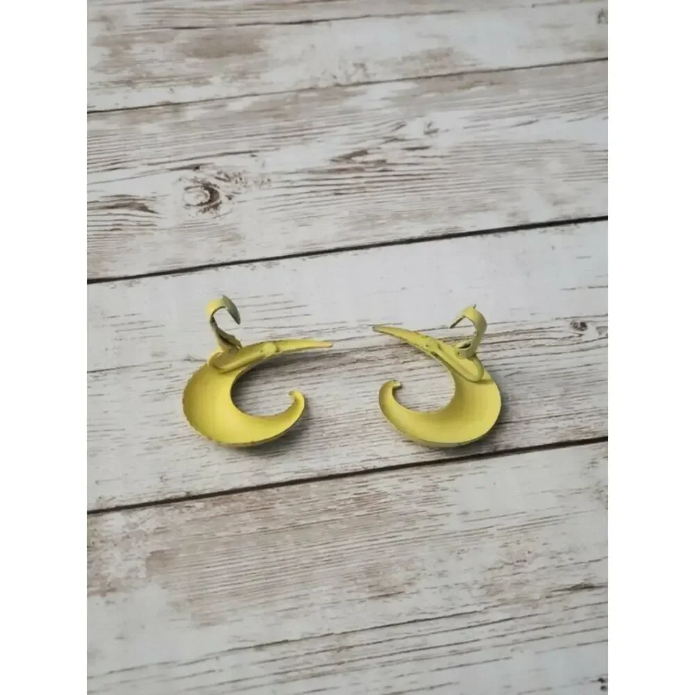 Vintage Clip On Earrings - Retro Yellow Swish 1 & 3/8